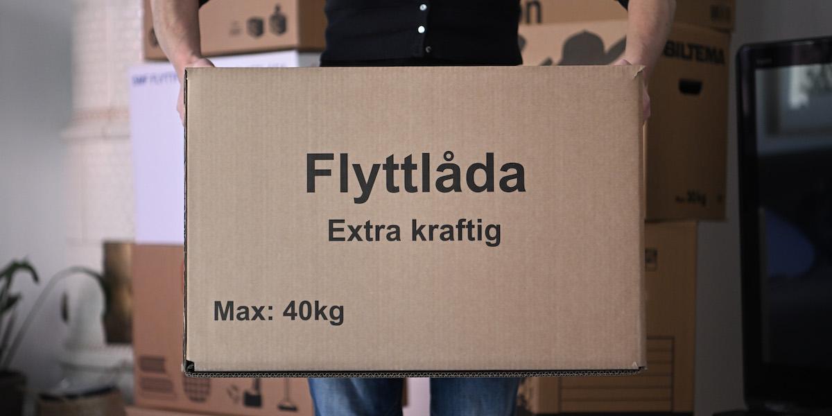 En flyttlåda. En ändring i detaljplanen gjorde att huset hon bodde i inte längre ansågs vara en hyresfastighet så när det såldes blev hon tvungen att flytta