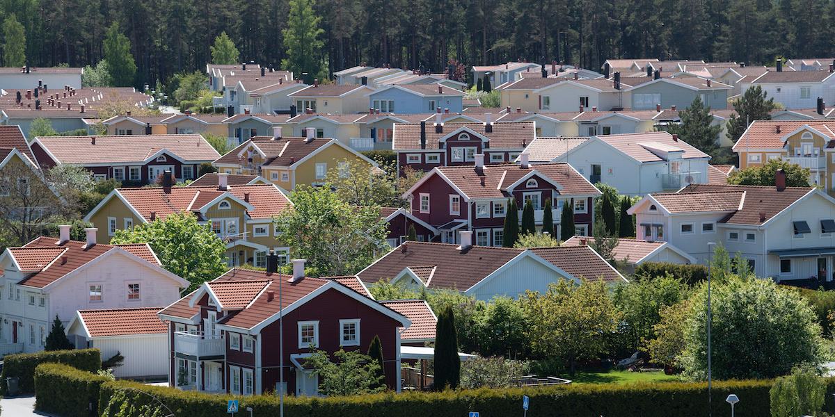 Enligt en sakkunnig om äldres ekonomi har kanske äldre som bor kvar i eget hus betalat av sina lån och vill inte vill sälja eftersom det är jättehög skatt. På bilden, ett villaområde på Ekerö