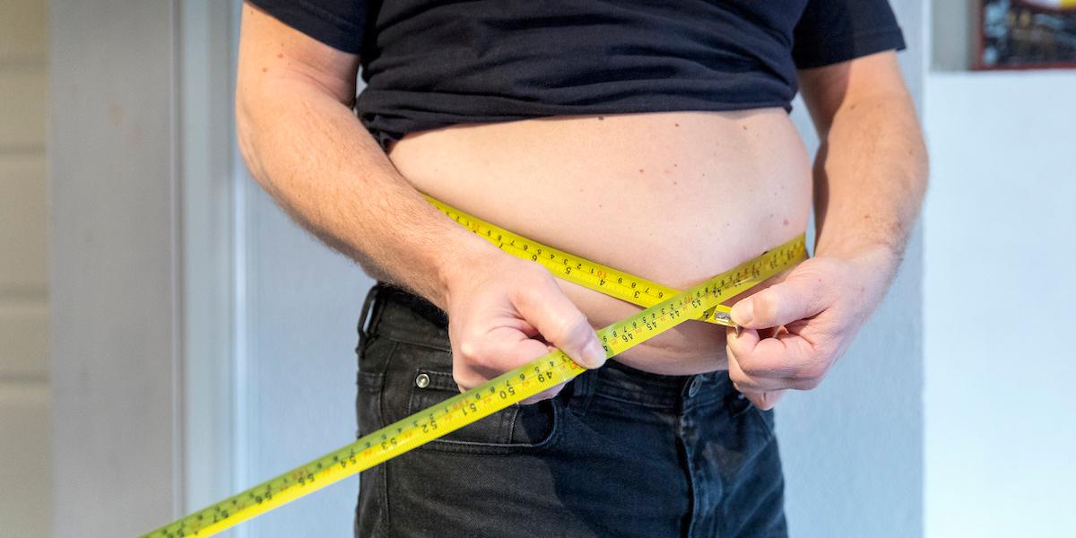 En man mäter sin midja. Måttet som vissa läkare tycker är bättre än BMI