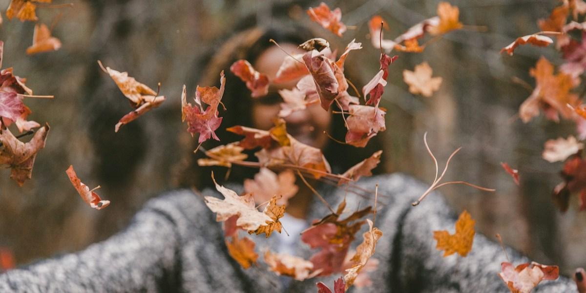 En kvinna kastar upp höstlöv. Oktober kan vara den bästa tiden för nyårslöften, det tror i alla fall två psykologer