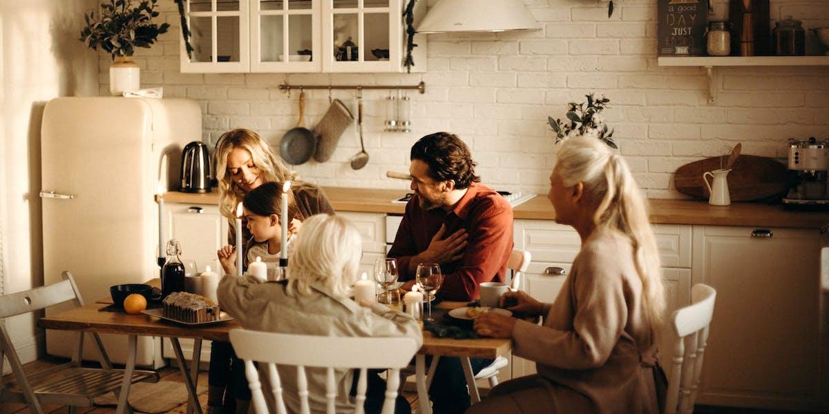 En familj äter middag. Målet med bostadsbidraget är att minska trångboddhet, öka levnadsstandarden för barnfamiljer och minska ekonomiska skillnader mellan hushåll med och utan barn, men på fem år har antalet hushåll som får bostadsbidrag minskat drastiskt