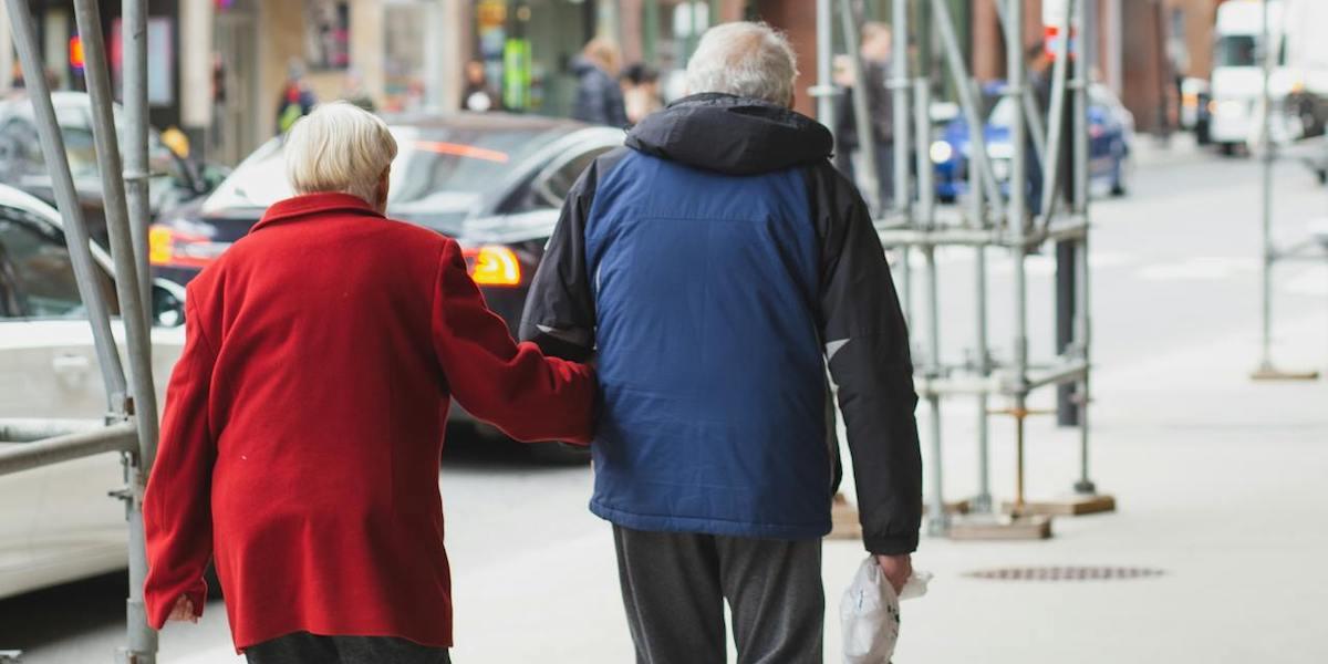 Ett äldre par promenerar i en std. En 80-årig kvinna som går överallt och aldrig åker bil eller kommunalt ger tipset att gå mycket om du vill hålla dig frisk länge, kvinnan på bilden är inte kvinnan i texten