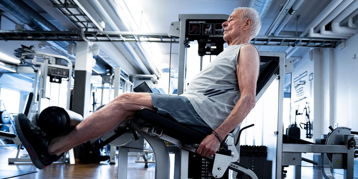 En äldre man tränar på gym. Du behöver inte träna varje dag för att minska risken att drabbas av demens, det räcker med en eller två gånger i veckan