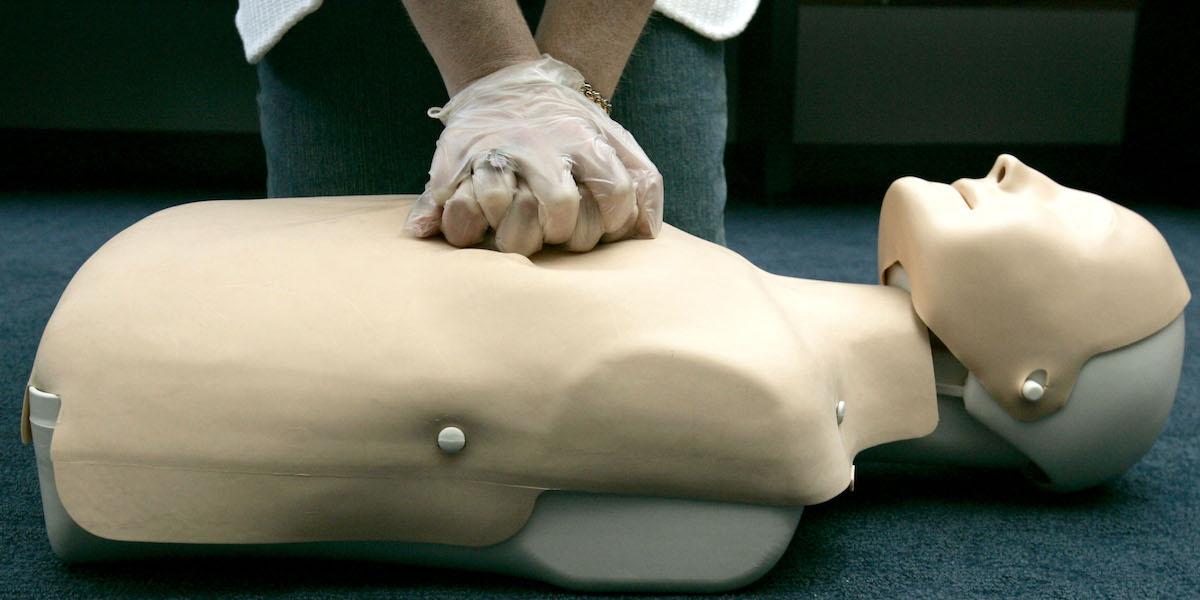 utbildning i hjärt-lungräddning. Inför Restart a heart day den 16 oktober lyfter Hjärt-Lungfonden behovet av att fler lär sig hjärt-lungräddning och ingriper när någon drabbas av plötsligt hjärtstopp