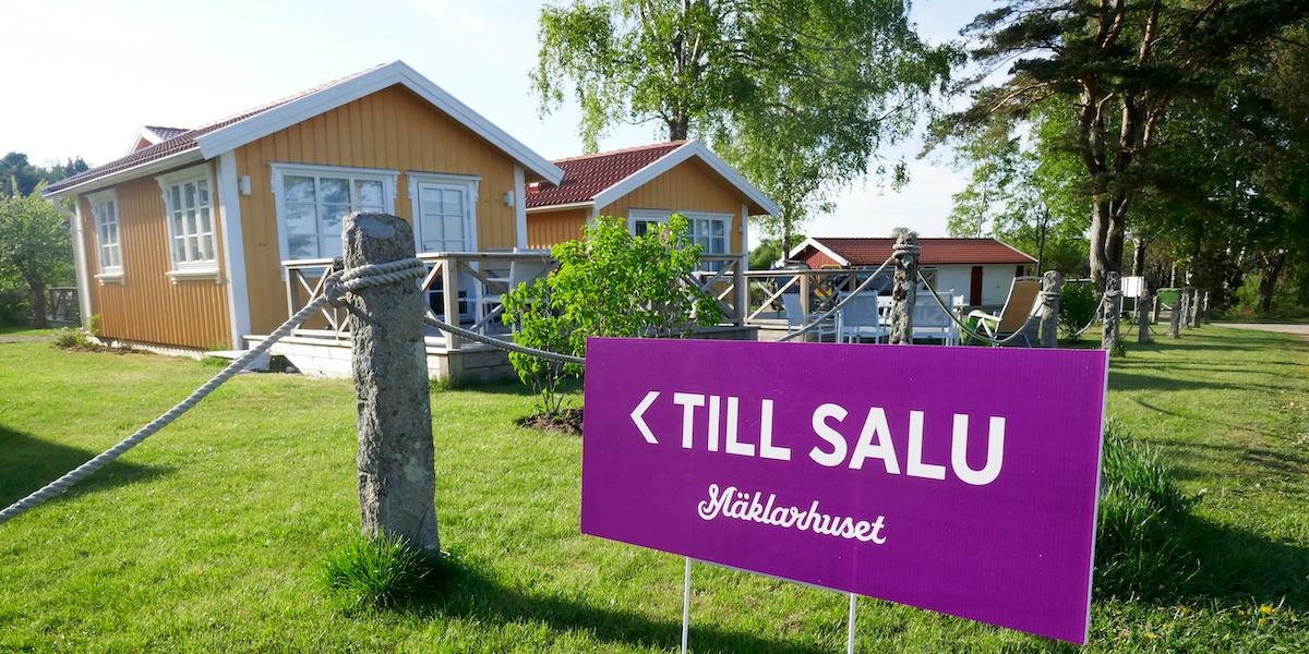 Ett hus till salu. Äldre låses in på bostadsmarknaden och kan inte sälja sina bostäder och flytta till mindre även om de skulle vilja, det vill tre politiker ändra på