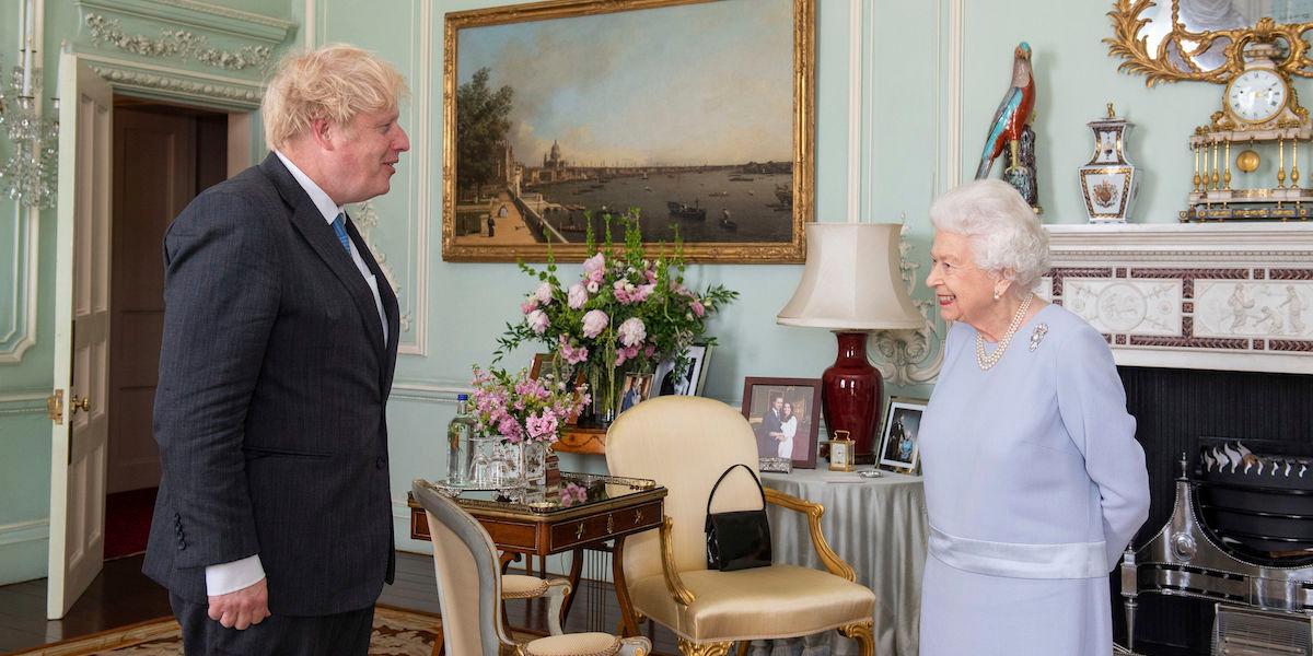 Storbritanniens drottning Elizabeth II hälsar premiärminister Boris Johnson vid en audiens i Buckingham Palace, London, onsdagen den 23 juni 2021