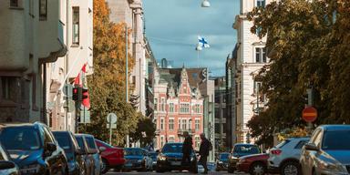 En gata med hus i Finland. I Finland är den genomsnittliga löptiden på bolån under 25 år, men i Sverige tar vi ofta längre tid på oss och har inte ens alltid krav på amortering