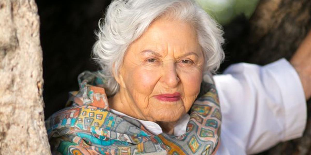 Deborah Szekely är 102 år men hennes hud ser mycket yngre ut och hon tror sig veta varför, här är hon i november 2021