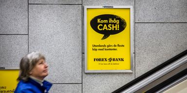 Gammal reklamskylt i tunnelbanan för Forex bank med texten "Kom ihåg CASH! Nu är kontanter högaktuella igen.