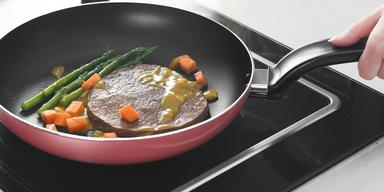 Mat lagas i en nonstick-panna. Nonstick-pannor är ett exempel på vardagsföremål som innehåller hormonstörande kemikalier