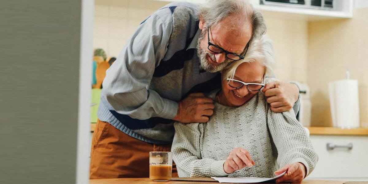 Ett pensionärspar tittar på ett dokument. Enligt en uträkning kommer pensionärer fä det bättre nästa år, men ensamstående kvinnor har det fortfarande mycket sämre ekonomsikt än ensamstående män