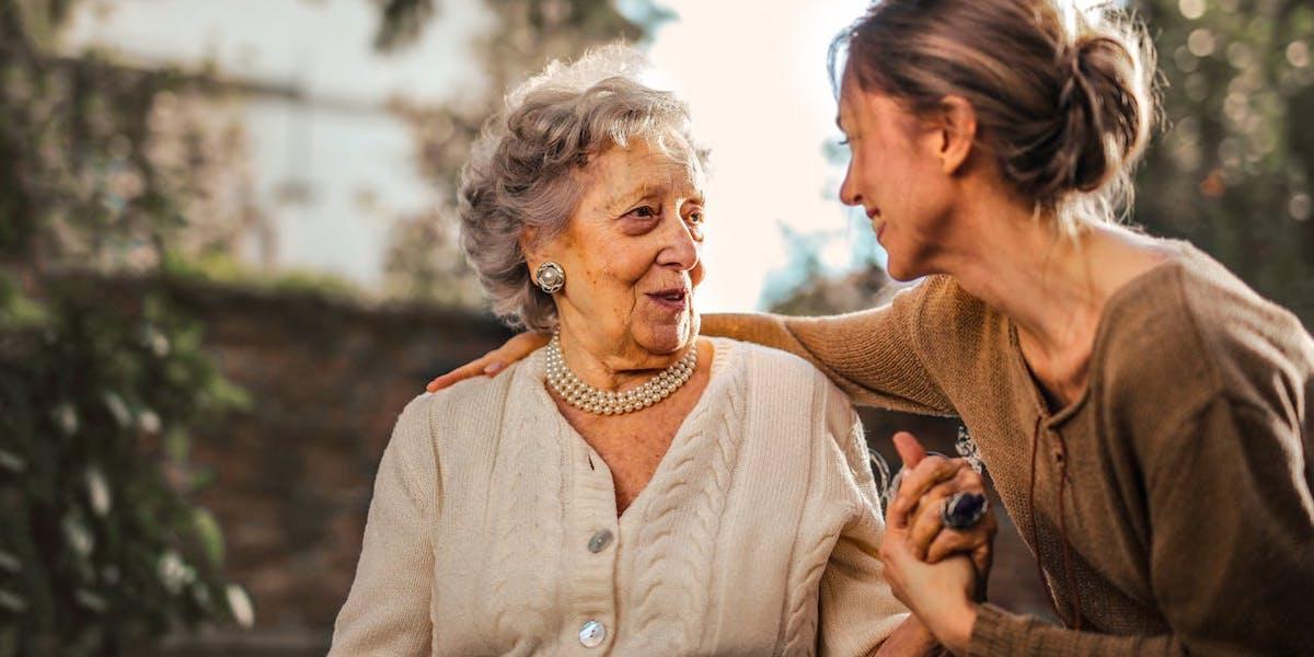 En medelålders kvinna talar med en äldre kvinna. Många undviker att tala om döden och vad som ska hända efter den, en socialarbetare på hospice som ägnat mycket tid åt frågan hur man ska ta sig an sådana samtal ger tips om hur vi kan börja