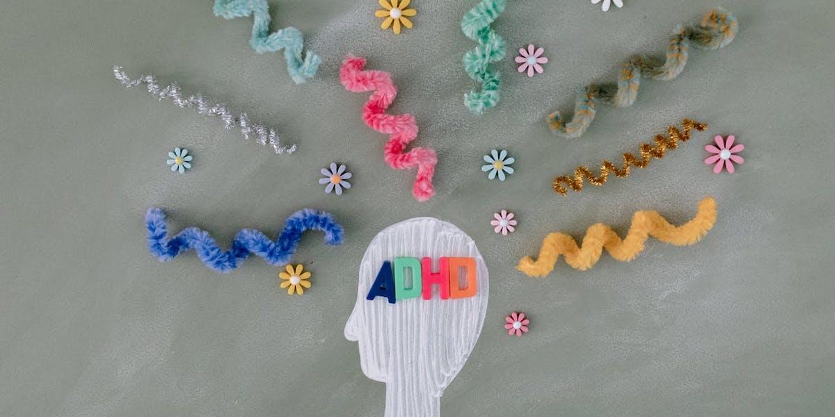 ett ritst huvud med texten ADHD. Forskare har funnit ett samband mellan melatonin och ADHD