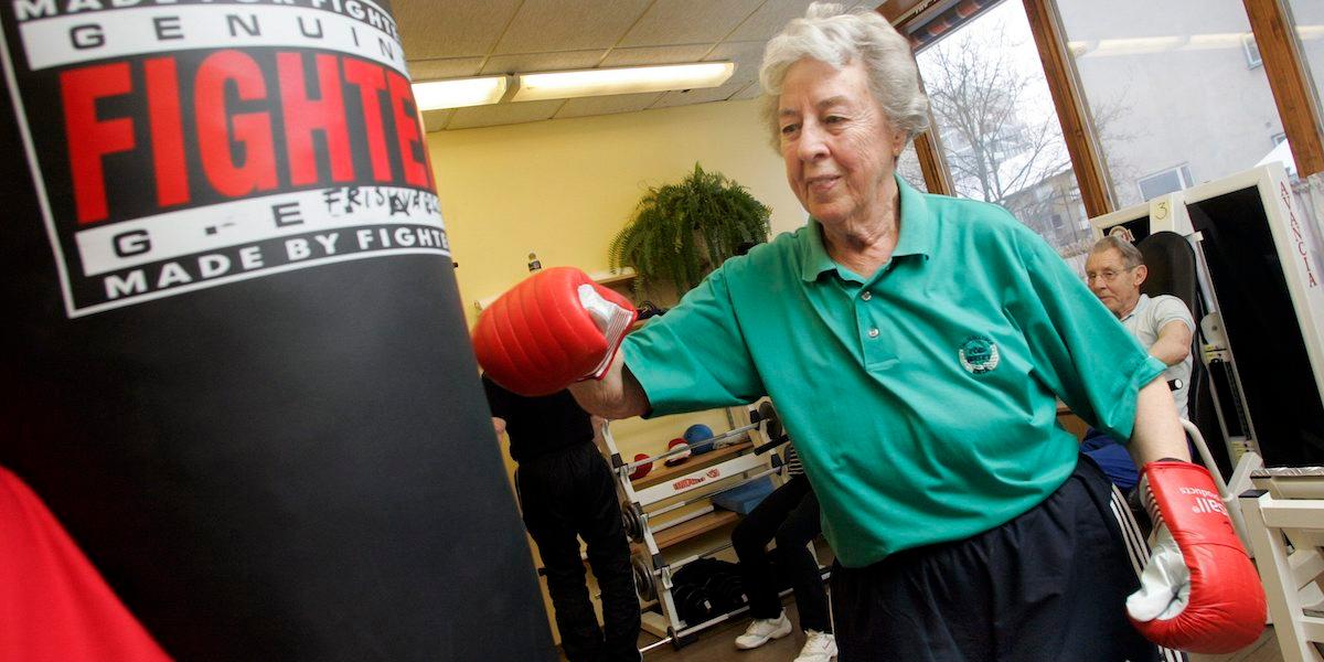 En äldre kvinna tränar boxning. När du tränar påverkar risken att drabbas av tjock- och ändtarmscancer. (Foto: TT/Jonas Ekströmer/Scanpix)