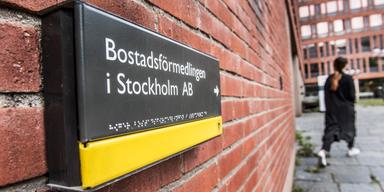 Bild på vägg med skylt till Bostadsförmedlingen i Stockholm, som har anmälts för åldersdiskriminering då dess ansökan inte är anpassad för en målgrupp som inte har, eller kan skaffa, mejl