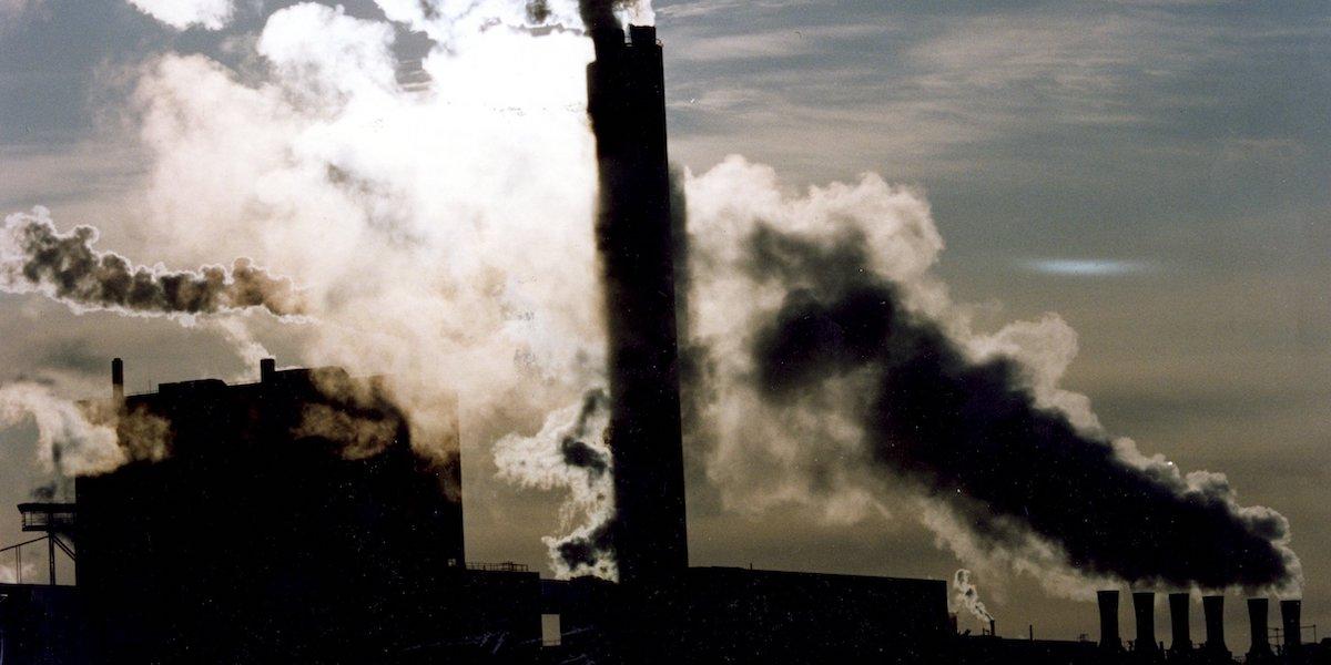 Luftföroreningar från fabrik. Den sittande regeringens klimatpolitik gör att Sverige inte längre är bäst på att minska sina klimatutsläpp utan har tappat rejält i Climate Change Performance Index