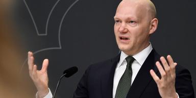 Finansmarknadsminister Niklas Wykman (M), han anser att bankerna behöver göra mer för att skydda sina kunder mot bedrägerier