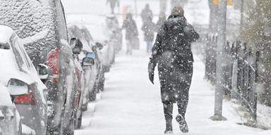 Nej, se det snöar! Det betyder en stigande risk för halkskador – om du inte har broddar.