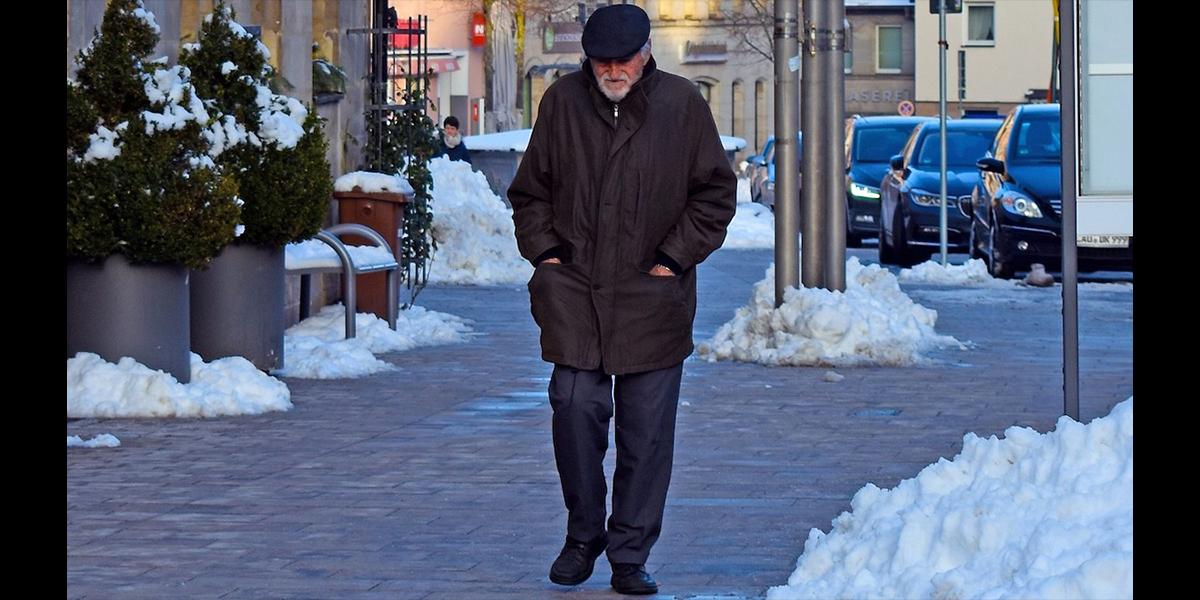 En man promenerar. Om du tillhör dem som inte rör dig särskilt mycket finns det enligt en ny studie ett enkelt sätt att förlänga livet