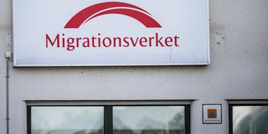 Migrationsverkets skylt på en fasad. Migrationsverket ger avslag på ansökan om permanent uppehållstillstånd trots fast jobb sedan sex år och tillräckligt hög lön