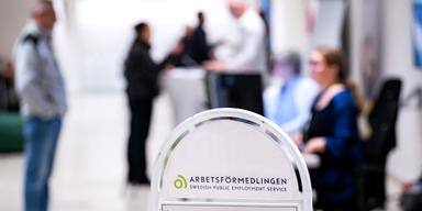 Arbetssökande vid receptionen på Arbetsförmedlingen. Arbetsförmedlingen har frågat hur många av de arbetssökande som kan tänka sig att flytta för att få jobb och det är inte många