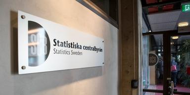 Statistiska Centralbyråns skylt på en vägg. Enligt Statistiska Centralbyrån, SCB, var inflationen i november 1,8 procent.