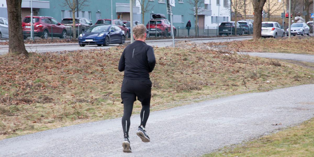 En man joggar. Det går att komma i form igen, men det krävs tålamod