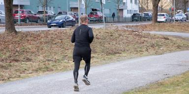 En man joggar. Det går att komma i form igen, men det krävs tålamod