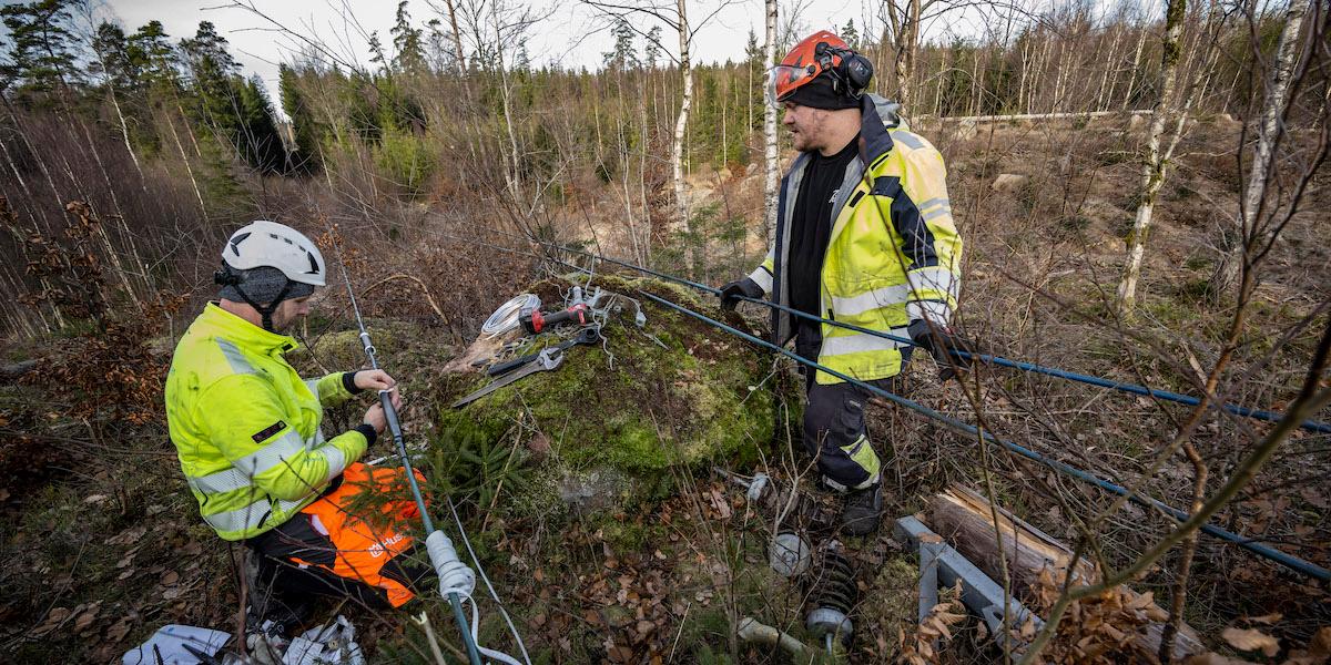 Skador på en elledningen lagas. Antalet elavbrott minskade under 2023 jämfört med året innan