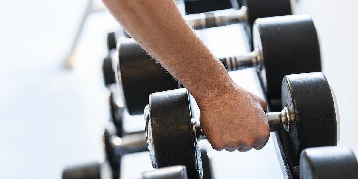 Föreställ dig att hyresrätten skakar och väggarna spricker. Det har varit verkligheten för en grupp hyresgäster i Svedala som delar fastighet med ett gym.