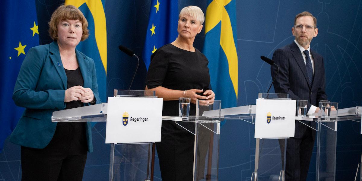 Från vänster: Malin Danielsson, seniorpolitisk talesperson, äldre- och socialförsäkringsminister Anna Tenje, socialminister Jakob Forssmed. Sverige har fått en ny uppdaterad demensstrategi.