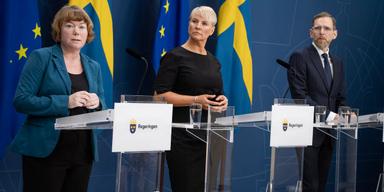 Från vänster: Malin Danielsson, seniorpolitisk talesperson, äldre- och socialförsäkringsminister Anna Tenje, socialminister Jakob Forssmed. Sverige har fått en ny uppdaterad demensstrategi.