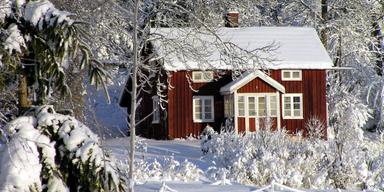 En röd liten stuga i snölandskap. En dotter undrar om hennes halvsyskon på pappans sida har rätt att ärva hennes mammas hus