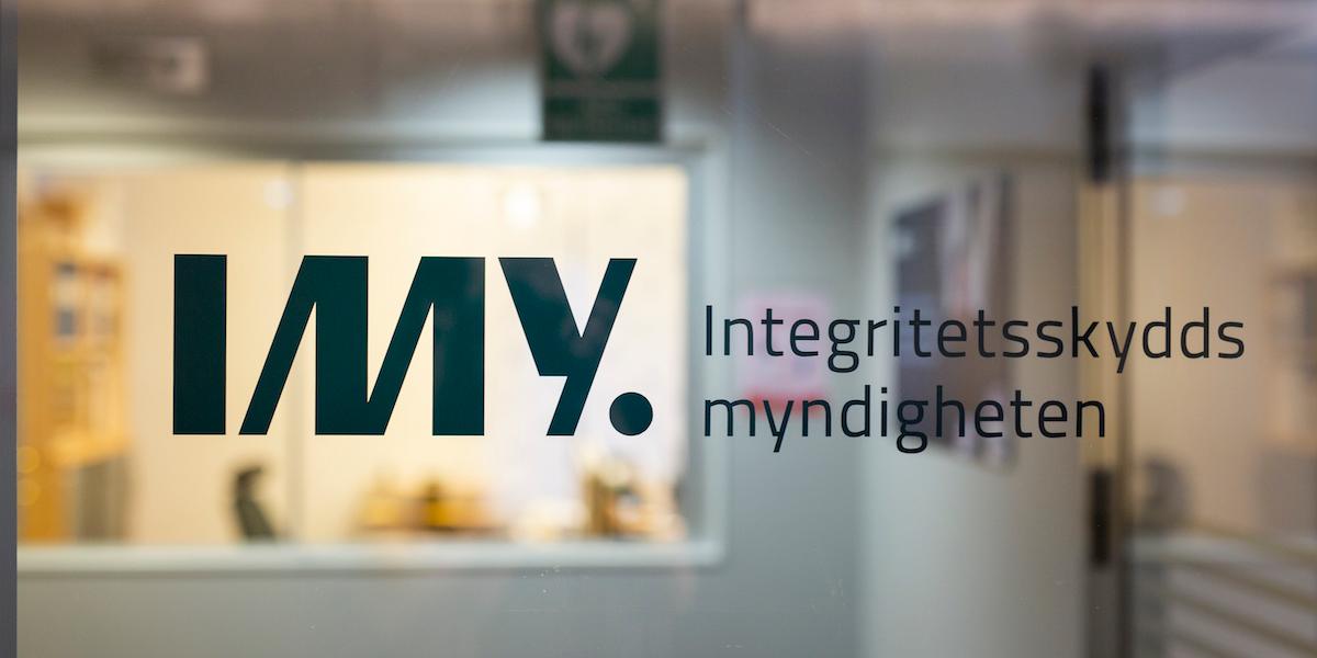 skylt på en glasruta med namnet Integritetsskyddsmyndigheten, IMY. IMY anser att SKR:s väntetidsdatabas bryter mot GDPR.