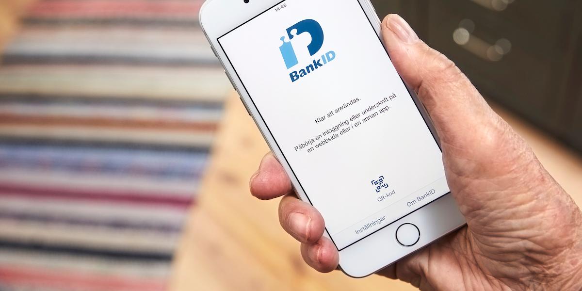 Bank-id på mobilen. En pensionär lurades att logga in på sin bank digitalt och blev av med 170 000 kronor i den bedrägerihärva mot äldre där åtal nu väcks mot fyra personer