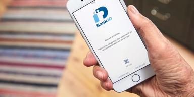 Bank-id på mobilen. En pensionär lurades att logga in på sin bank digitalt och blev av med 170 000 kronor i den bedrägerihärva mot äldre där åtal nu väcks mot fyra personer