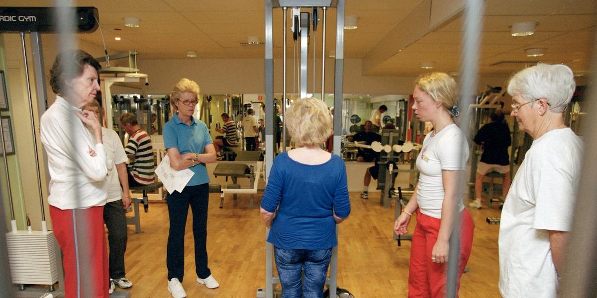 Pensionärer på gym. Ska du börja träna? Då är behöver du veta att det enligt en ny studie är viktigt att börja i tid