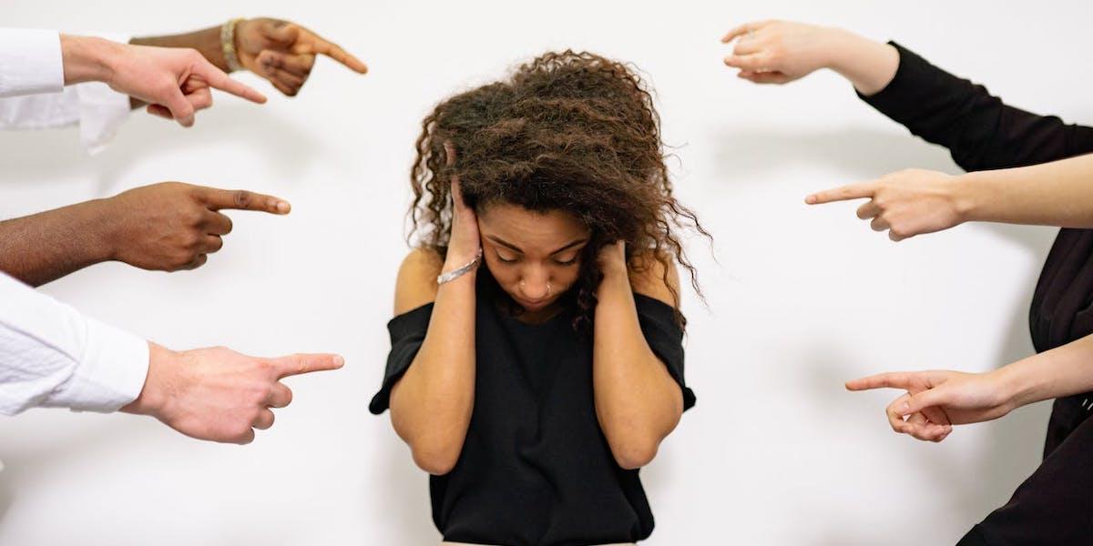 En kvinna känner sig utpekad. Det går att påverka sin självkänsla, men om du tycker att någonting i ditt liv inte känns bra är det kanske inte självkänslan du behöver jobba med. (Foto: Pexels)