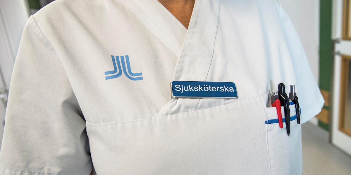 En sjuksköterska. Sjuksköterskor fick utföra undersökningar som skulle ha gjorts av läkare och ett stort antal patienter kan ha drabbats