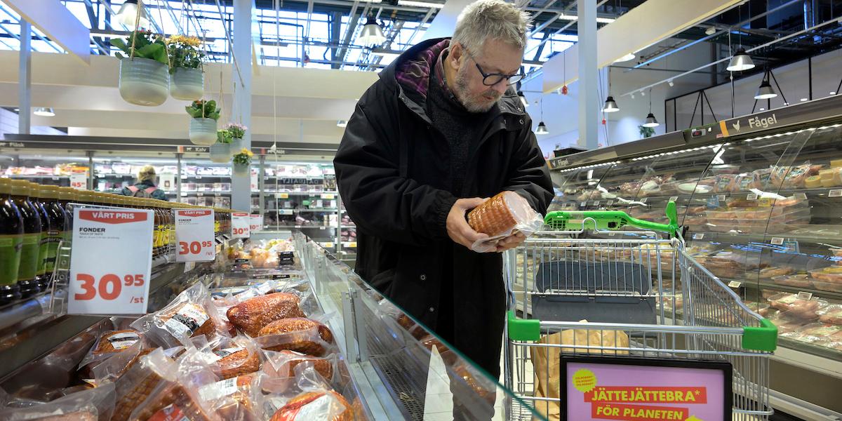 En äldre man handlar mat. De flesta svenskar uppger i en undersökning att de kommer spara mer i år, men bland pensionärerna ser det annorlunda ut, mer än en av tre pensionärer väntar sig ett fattigt 2025