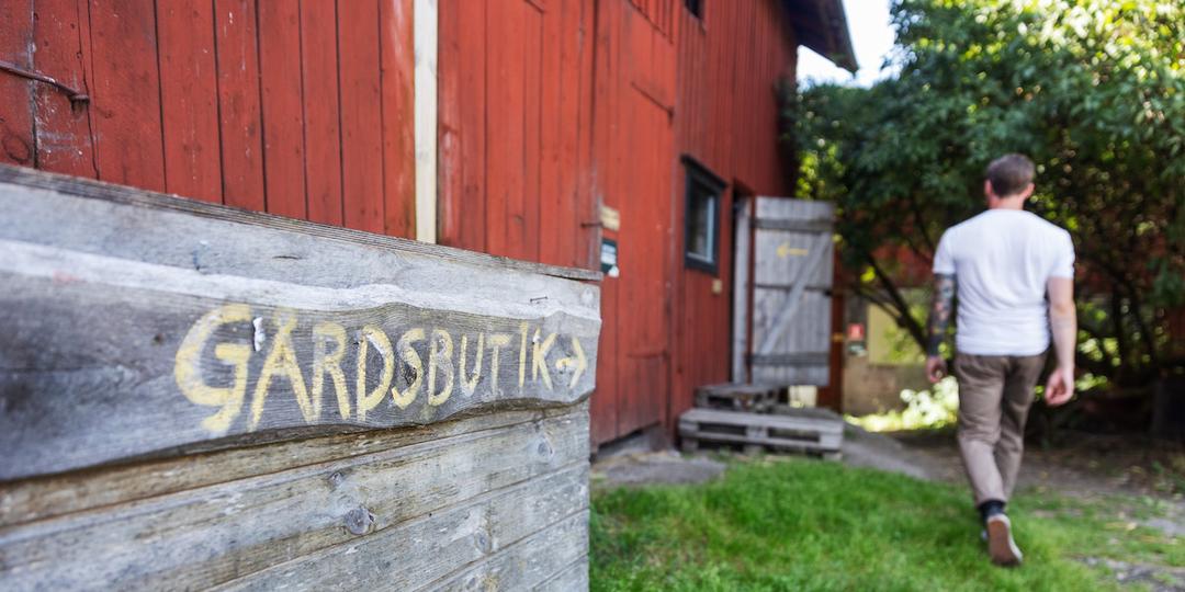 En man på väg in i en gårdsbutik. Riksdagen röstade på onsdagen ja till gådsförsäljning av alkohol som blir tillåten på försök från och med den 1 juni i år
