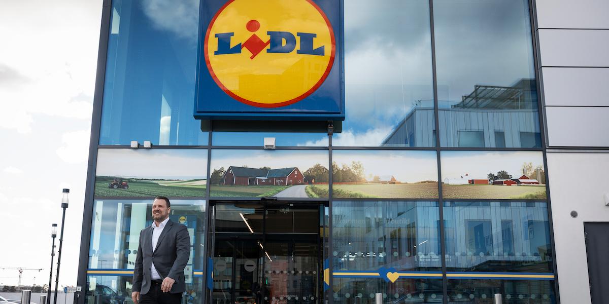 Jakob Josefsson, Sverigechef för Lidl framför en butik i mars 2025