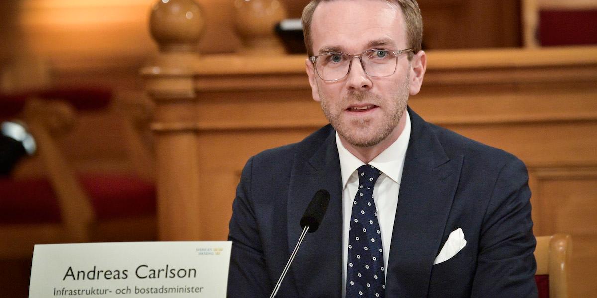 Infrastrukturminister Andreas Carlsson (KD) kallar upp Transportstyrelsens generaldirektör för samtal om myndighetens regler gällande indragning av körkort