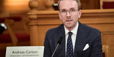 Infrastrukturminister Andreas Carlsson (KD) kallar upp Transportstyrelsens generaldirektör för samtal om myndighetens regler gällande indragning av körkort