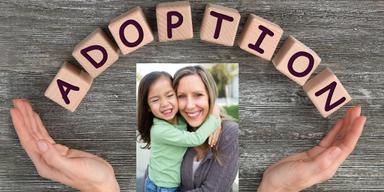 Ordet adoption står över en kvinna som kramar sin adopterade dotter. Regeringens särskilda utredare säger att det har förekommit oegentligheter i de internationella adoptionerna till Sverige och föreslår därför att dessa adoptioner stoppas