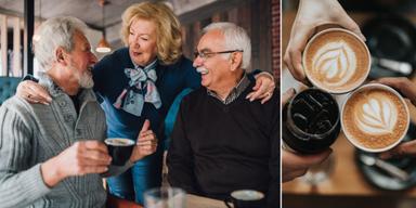Tre glada pensionärer dricker kaffe och tre personer skålar med kaffe