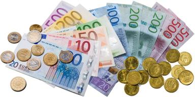 Euro och kronor. Stödet för att införa euron i stället för den svenska kronan minskar.