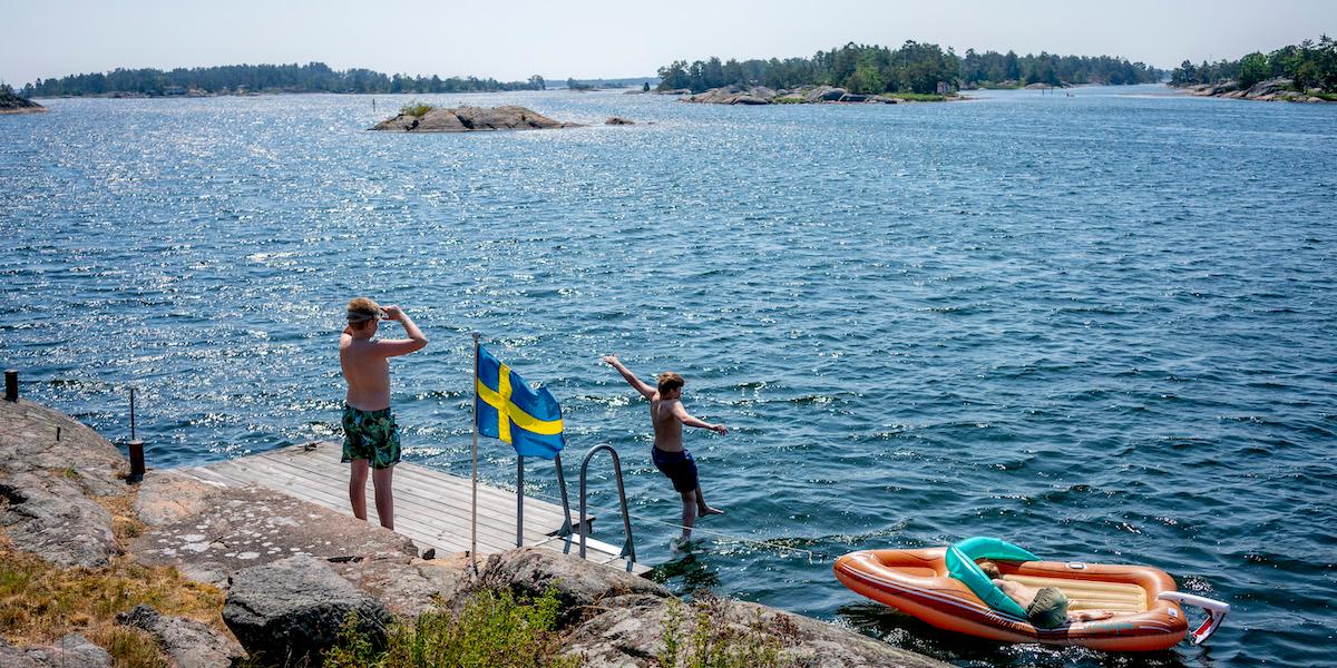 Två pojkar badar. I veckan blir det badväder när en del av den varma luften som nu orsakar en extrem värmebölja i södra Europa når Götaland och ger högsommarvärme i några dagar.