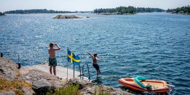 Två pojkar badar. I veckan blir det badväder när en del av den varma luften som nu orsakar en extrem värmebölja i södra Europa når Götaland och ger högsommarvärme i några dagar.