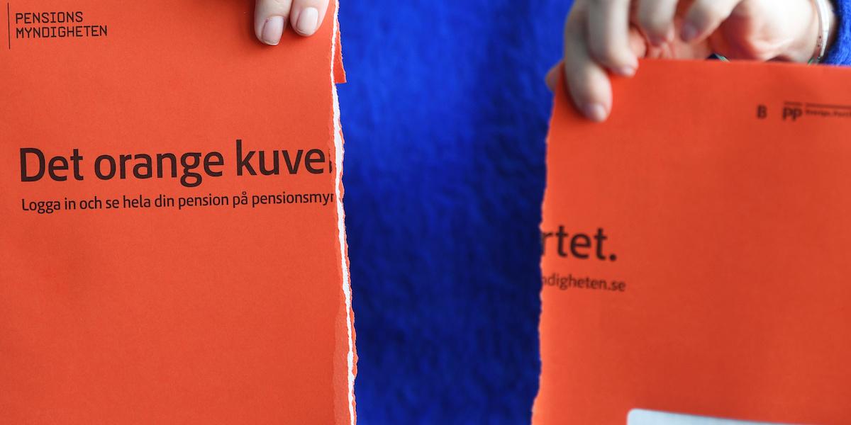 Ett sönderrivet brandgult kuvert från pensionsmyndigheten. Han har jobbat i 50 år på samma arbetsplats och trivs så bra att han inte vill gå i pension
